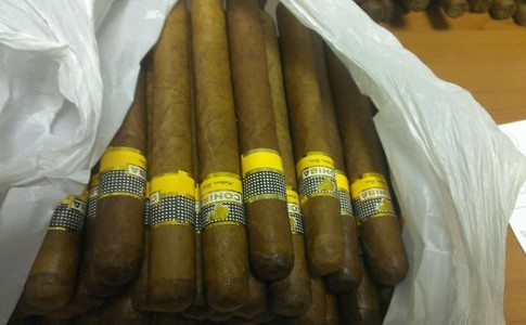305 сигар обнаружили у гражданина Кубы 1976 г.р.